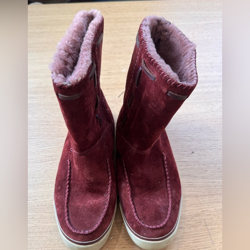 UGGS Womens F23011G  Rust Short Leather Trim Sheepskin lining Boots size 8